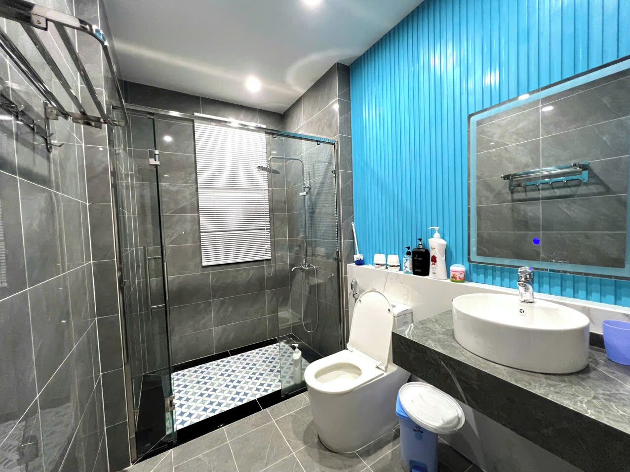 Villa Confort, 4 habitaciones, aire acondicionado, vista a la playa | Baño | Regadera, amenidades de baño gratuitas, secadora de cabello, toallas 