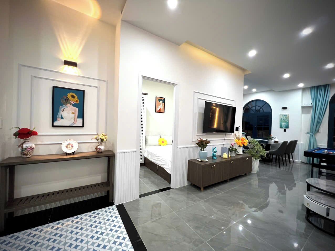 Vila Comfort, 4 kamar tidur, AC, pemandangan pantai | Area keluarga | Televisi layar datar 32-inci dengan saluran TV kabel