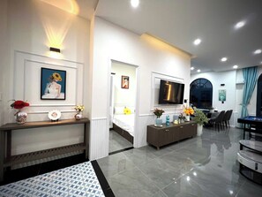 Villa Confort, 4 habitaciones, Aire acondicionado, vistas a la playa | Zona de estar | Televisión de pantalla plana de 32 pulgadas con canales por cable