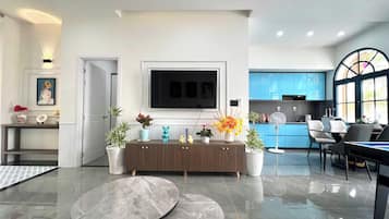 Vila conforto, 4 quartos, ar-condicionado, vista para a praia | Área de estar | TV de tela plana 32 polegadas com canais a cabo