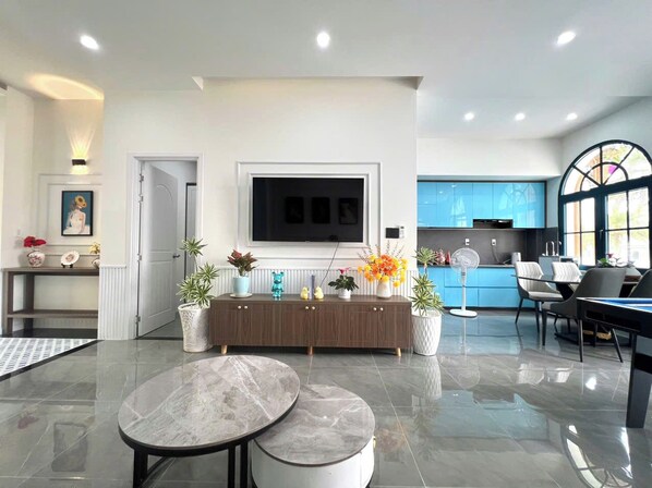 Villa Confort, 4 habitaciones, Aire acondicionado, vistas a la playa | Zona de estar | Televisión de pantalla plana de 32 pulgadas con canales por cable