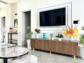 Villa Confort, 4 habitaciones, Aire acondicionado, vistas a la playa | Zona de estar | Televisión de pantalla plana de 32 pulgadas con canales por cable