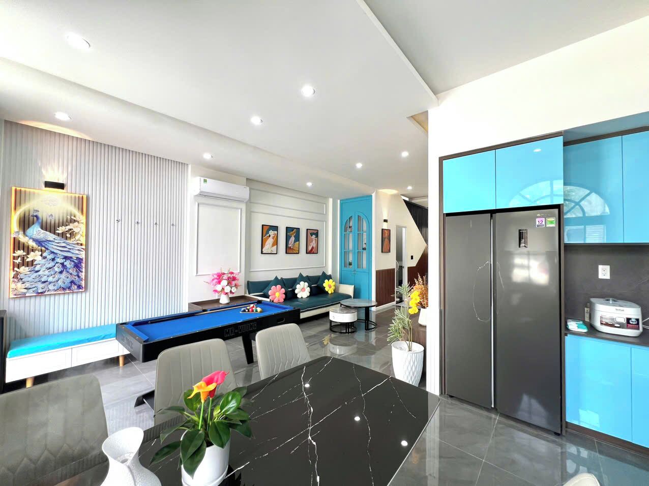 Comfort Villa, 4 Bedrooms, Air conditioning, Beach View | Living area | 32-inch flat-screen TV with cable channels
