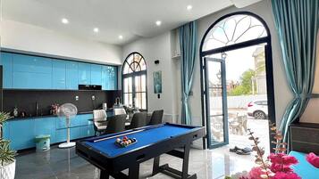 Comfort Villa, 4 Bedrooms, Air conditioning, Beach View | Living area