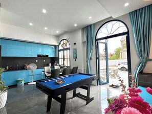 Comfort Villa, 4 Bedrooms, Air conditioning, Beach View | Living area