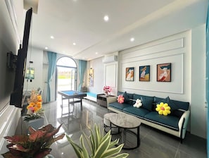 Comfort-huvila, 4 makuuhuonetta, ilmastointi, rantanäköala | Oleskelualue | 32–tuumainen taulutelevisio, jossa kaapelikanavat