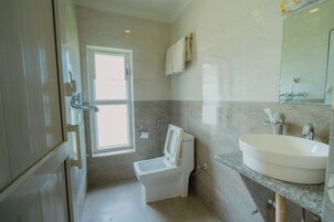 Habitación Deluxe con 2 camas individuales, vistas al complejo turístico | Baño | Zapatillas, toallas, jabón y champú
