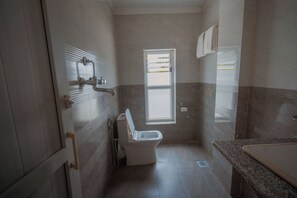 Habitación familiar, vista al resort | Baño | Toallas, jabón, shampoo, papel de baño