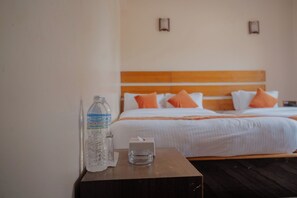 Habitación familiar, vistas al complejo turístico | Escritorio y wifi gratis