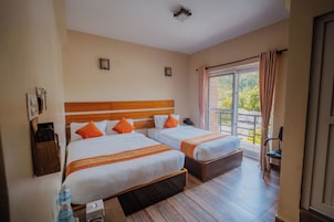 Habitación familiar, vistas al complejo turístico | Escritorio y wifi gratis