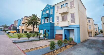Waterfront 3BR on the Canal | Patterson Lakes