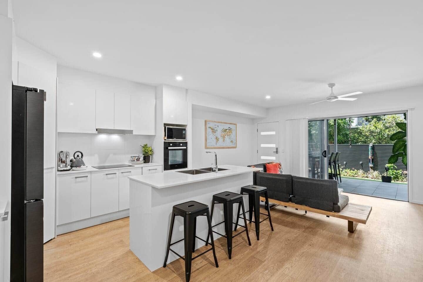 Microondas, horno, placa de cocina y lavavajillas