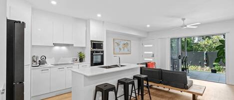 Microondas, horno, placa de cocina y lavavajillas