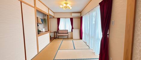 Casa familiare, patio, vista giardino | Tende oscuranti, ferro/asse da stiro, Wi-Fi gratuito