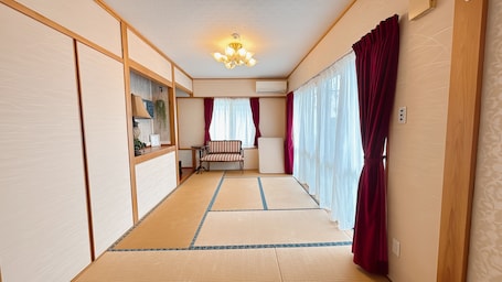 Family House, Patio, Garden View | Blackout drapes, iron/ironing board, free WiFi. GREEN LODGE