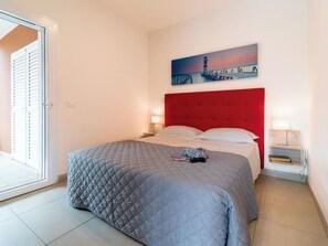 Travel cot, free WiFi, bed sheets