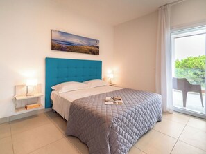 Travel crib, free WiFi, bed sheets