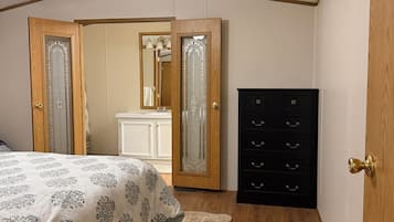 4 bedrooms, iron/ironing board, WiFi, bed sheets