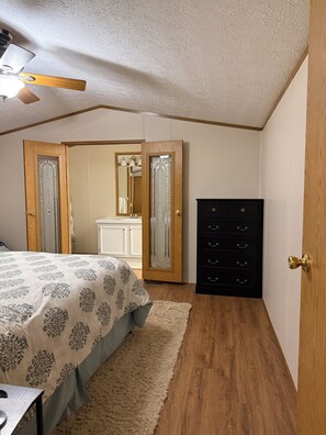 4 bedrooms, iron/ironing board, WiFi, bed sheets - Hay Rake Country Acres-Peaceful Getaway - 4BR, 2BA - Sleeps 8 (Pleasant Plains)