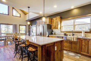 Fridge, microwave, stovetop, dishwasher - Hot Tub & Game Room! Luxury Blue River Retreat (Blue River)