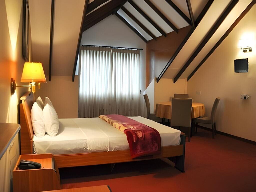 Habitació doble o amb dos llits individuals Deluxe, vistes al jardí | Escriptori, planxa i posts de planxar i wifi gratuïta 