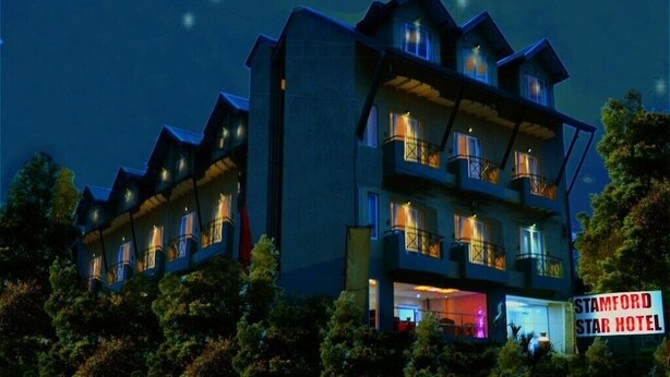 Monikerroksinen hotelli, jossa on parvekkeet ja kyltti, jossa lukee: ”STAMFORD STAR HOTEL”.