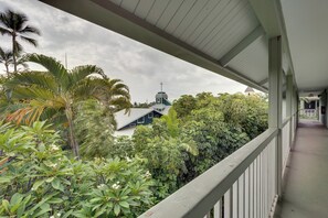 Property grounds - Kona Studio Steps From Shore: Sip, Swim, Explore! (Kailua-Kona)