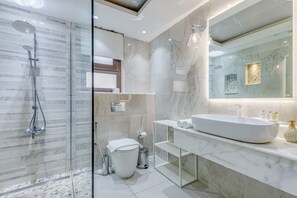 Douche, bidet, serviettes fournies, savon