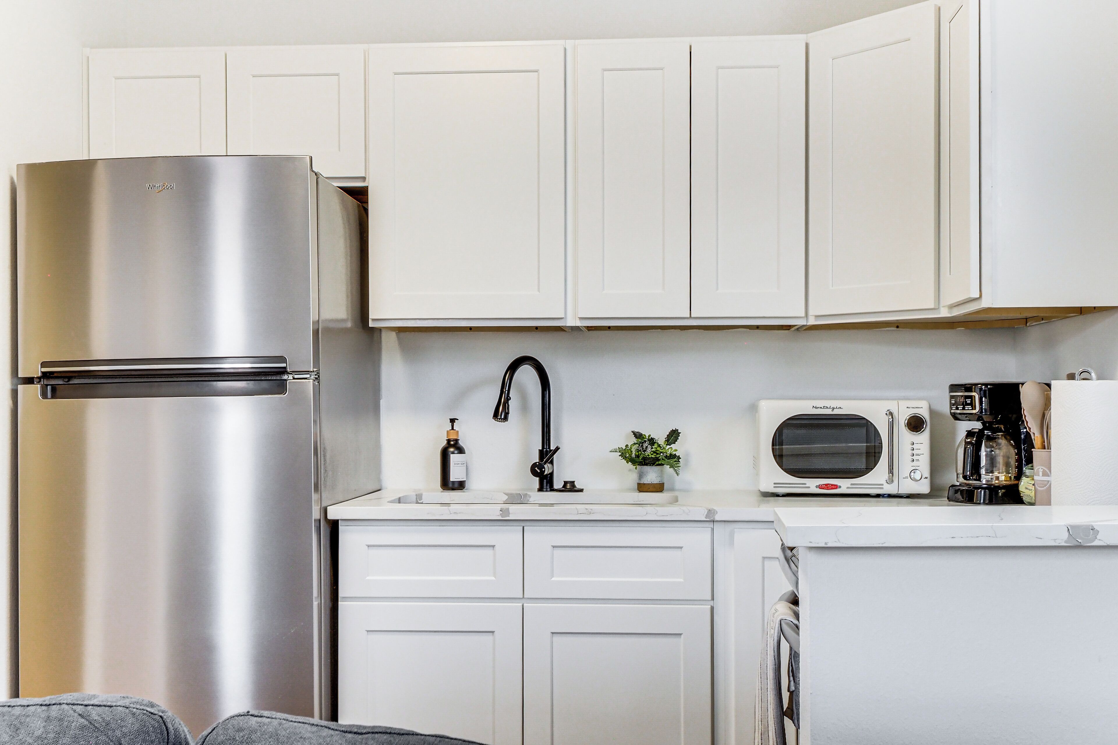 冷蔵庫、電子レンジ、コンロ、コーヒー / ティーメーカー