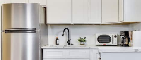 Réfrigérateur, micro-ondes, plaque de cuisson, cafetiÚre/bouilloire