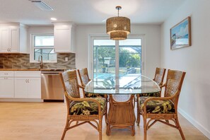 Dining - 2 Mi to Beach! Snowbird Haven w/ Pool in Venice (Venice)