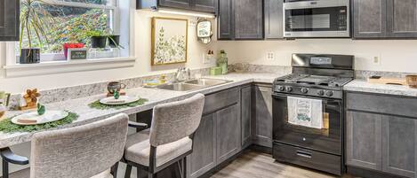 Frigorifero, microonde, piano cottura, macchina per tè/caffè