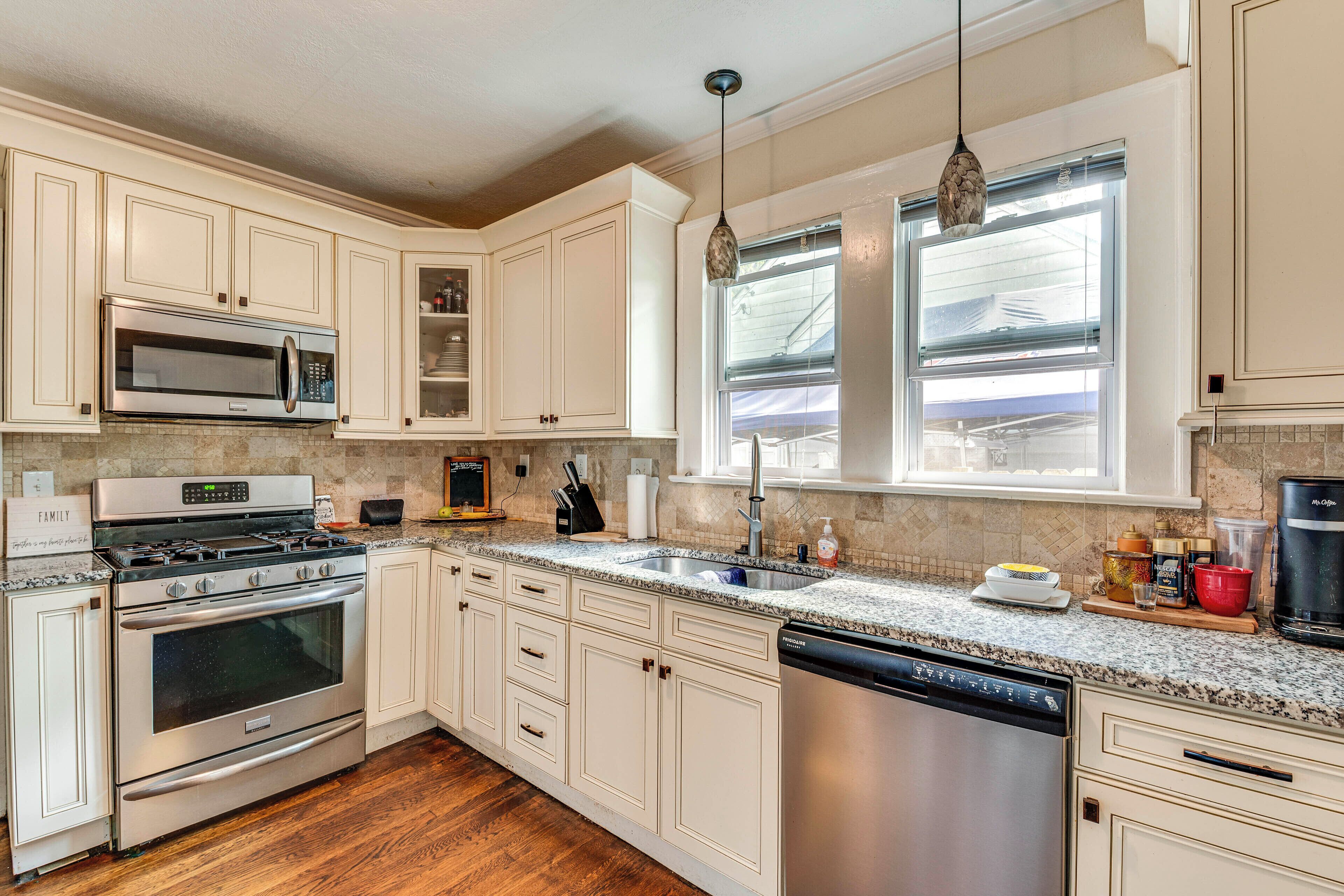 Frigorifero, microonde, piano cottura, lavastoviglie