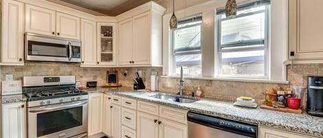 Frigorífico, microondas, placa de cocina y lavavajillas