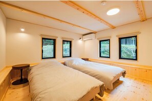 Escritorio, wifi gratis y ropa de cama