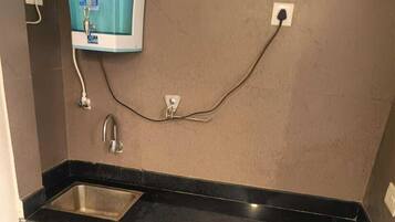 Deluxe Double Room, Sea View | Private kitchen | Fridge, cookware/dishes/utensils