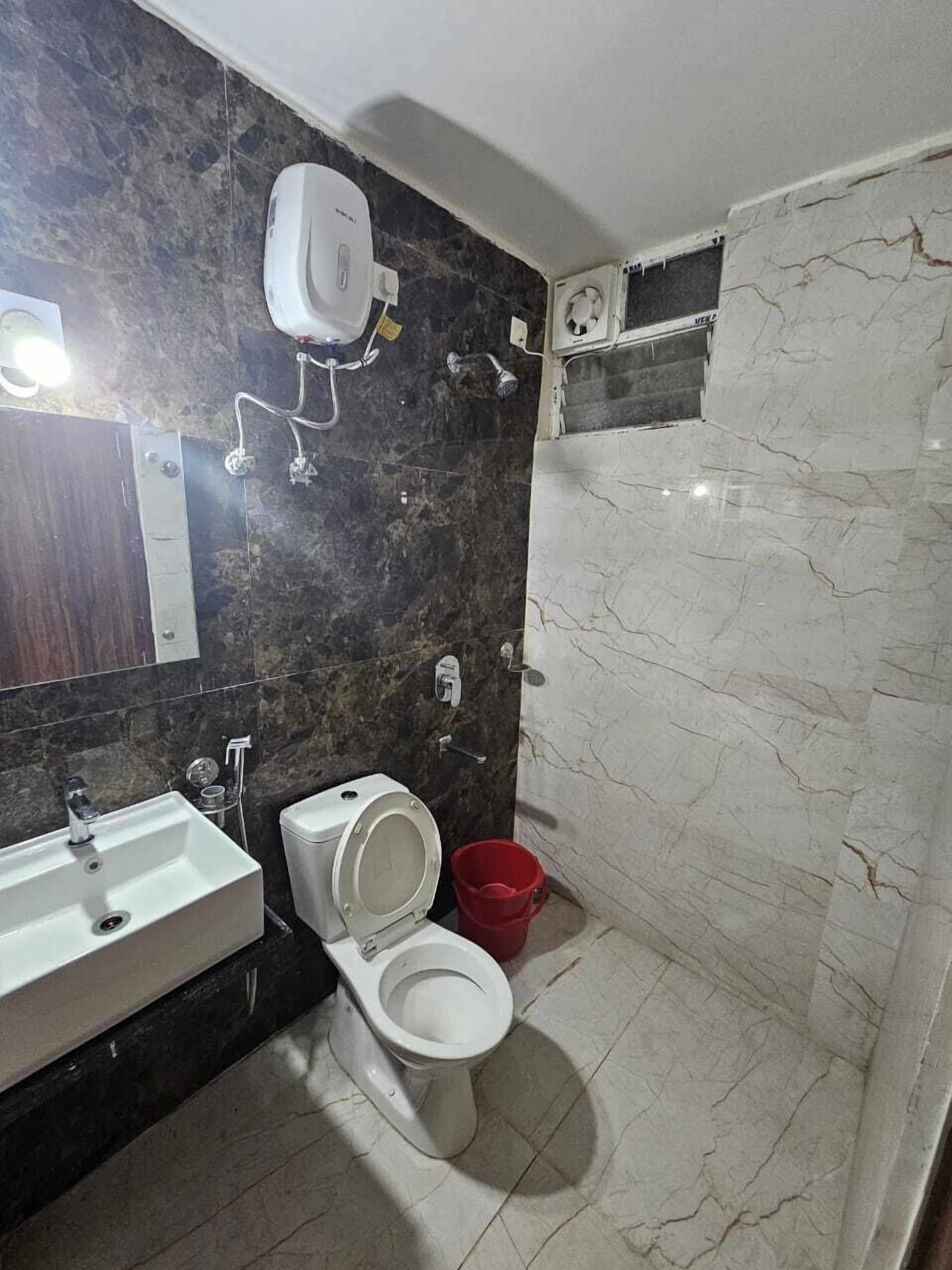 Kahden hengen deluxe-huone, merinäköala | Kylpyhuone | Erillinen kylpyamme ja suihku, ilmaiset hygieniatuotteet, tohvelit