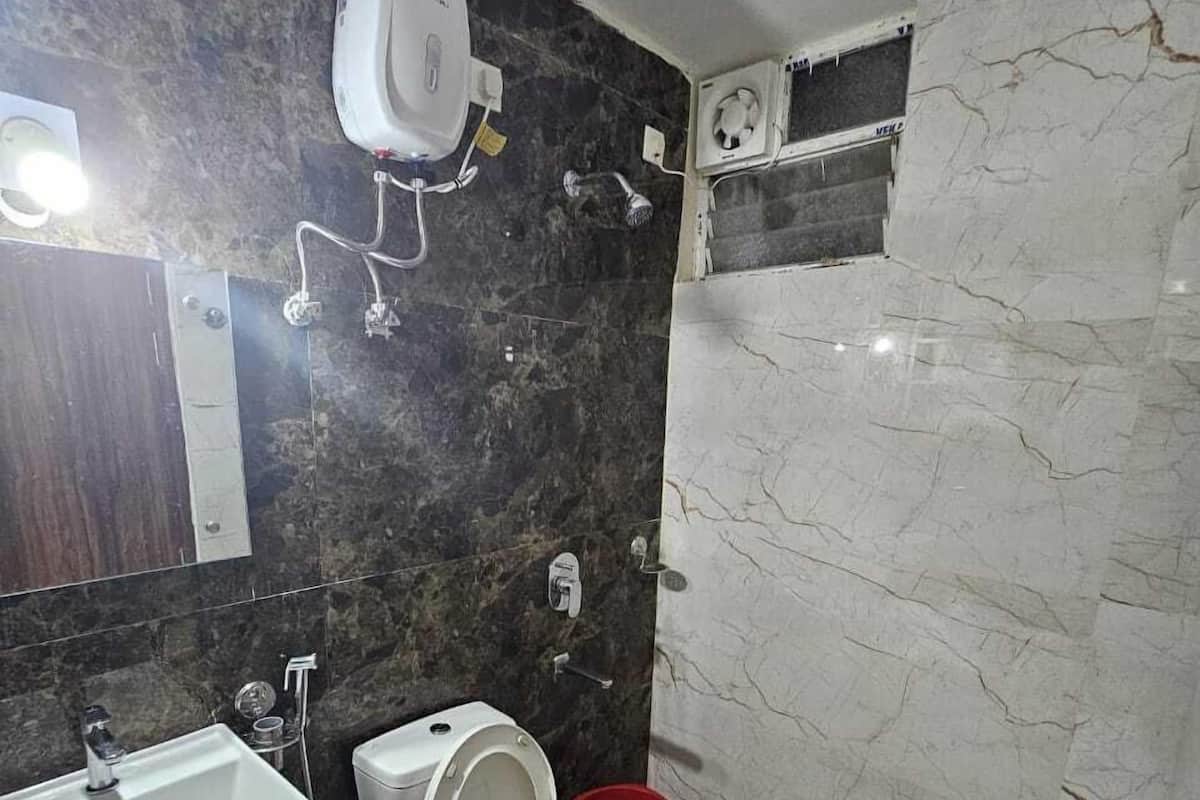 Deluxe dubbelrum - havsutsikt | Badrum | Badkar och dusch, gratis toalettartiklar, tofflor och handdukar