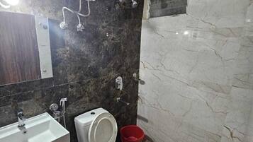 Deluxe Double Room, Sea View | Bathroom | Separate tub and shower, free toiletries, slippers, towels