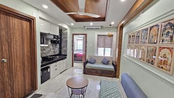 Deluxe Double Room, Sea View | Living area