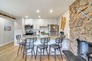 Jääkaappi, mikroaaltouuni, liesi, astianpesukone