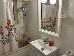 Hair dryer, towels, soap, toilet paper - KARL Apartment Interlaken (Interlaken)