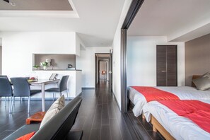 Tabla de planchar con plancha, wifi gratis y ropa de cama 