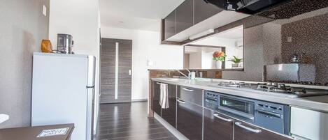 Kylskåp, mikrovågsugn, spishäll och grytor/köksredskap