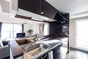 Réfrigérateur, micro-ondes, plaque de cuisson