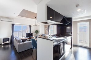 Kühlschrank, Mikrowelle, Herdplatte, Kochgeschirr/Geschirr/Besteck