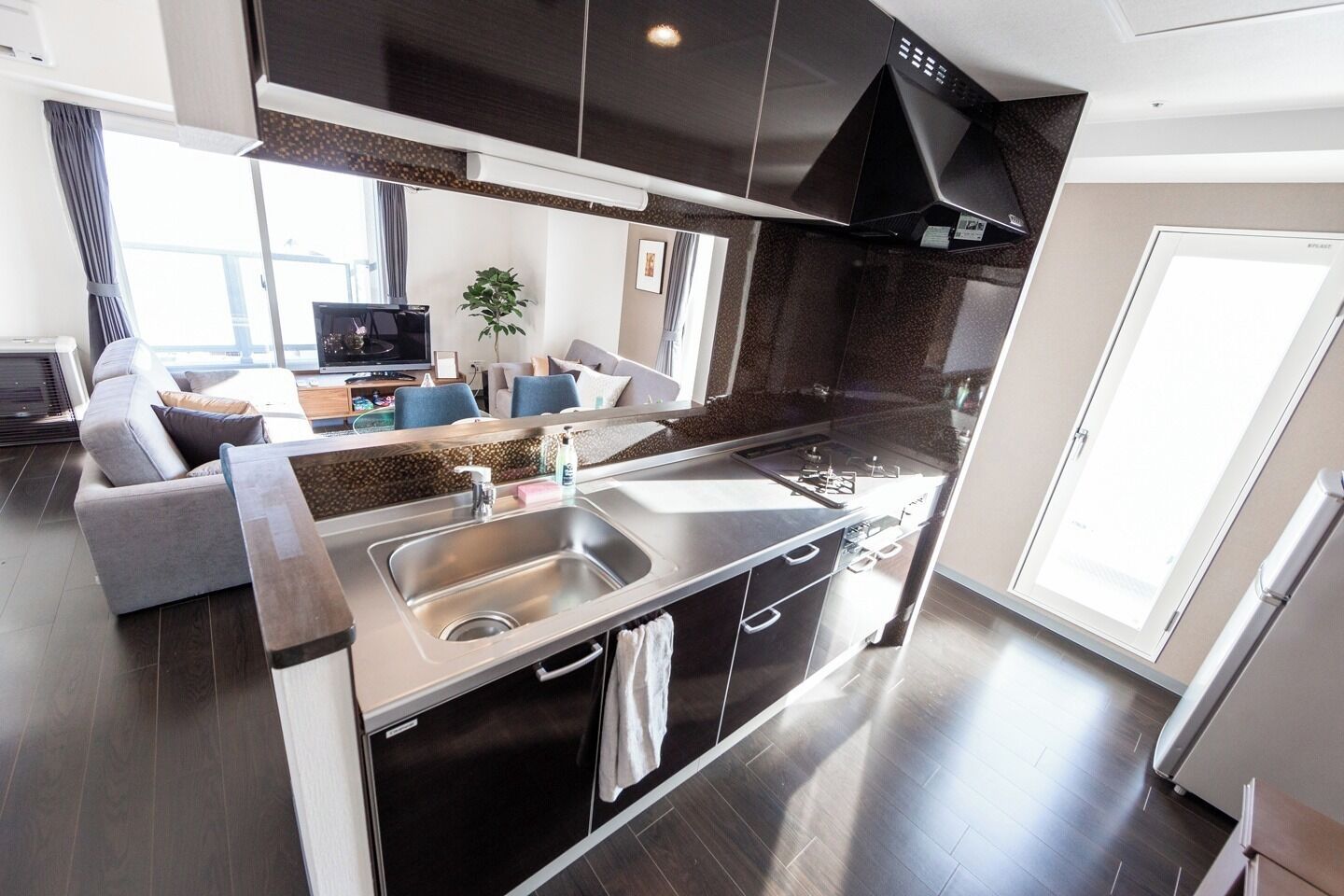 Jääkaappi, mikroaaltouuni, liesi, keittoastiat/astiat/ruokailuvälineet