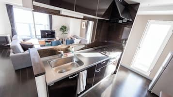 Kühlschrank, Mikrowelle, Herdplatte, Kochgeschirr/Geschirr/Besteck