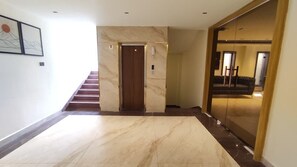 تناول الطعام داخل الغرفة