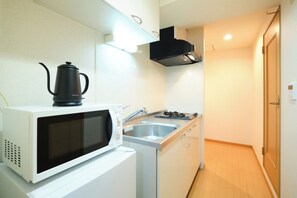 Kühlschrank, Mikrowelle, Herdplatte, Kochgeschirr/Geschirr/Besteck